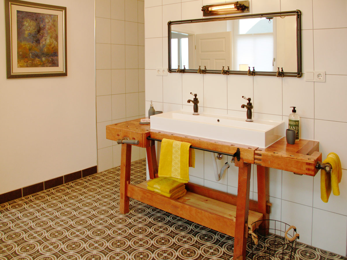 Badezimmer mit Waschbecken auf alter Werkbank